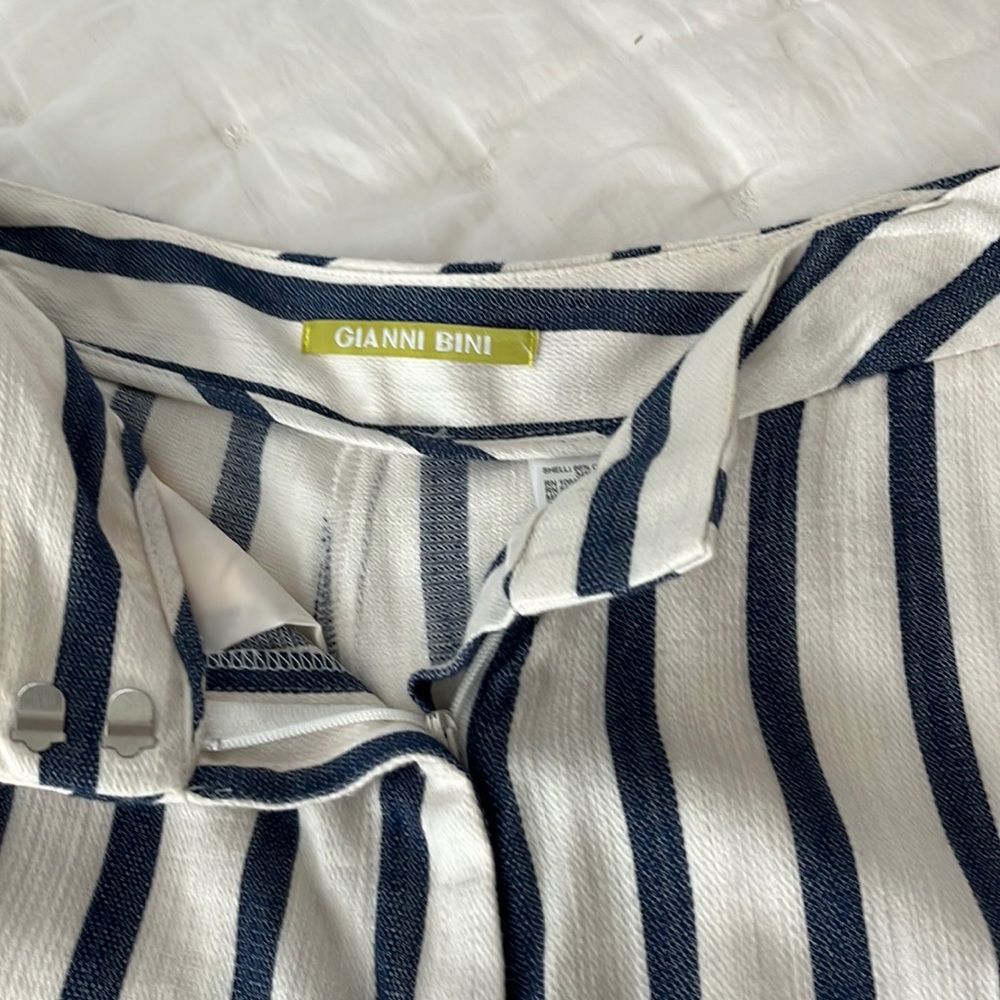 Navy and white Gianni Bini cotton and rayon gauchos size xs.